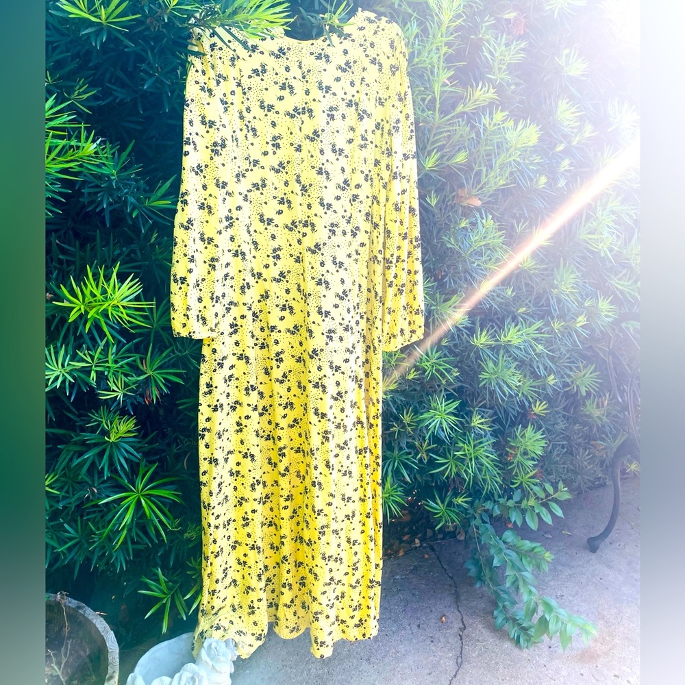 Yellow Floral Fun Dress! Long Sleeve Size Medium runs true to size!